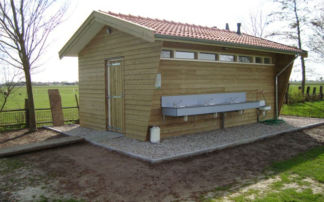 Douche en was unit voor een camping te Kollumerpomp