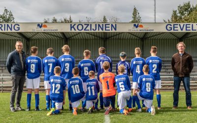 Sponsoring Hoving Bouwontwerp op shirts voor voetbalteam VV Buitenpost